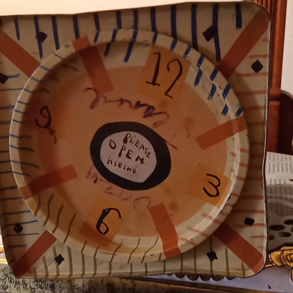 Biscgallery Square Storage Vintage tin box with lid . - Picture 5 of 6